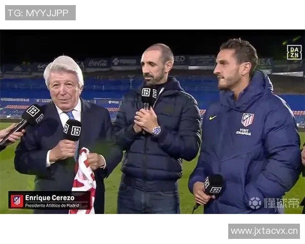 科克荣获马竞700场里程碑纪念球衣与全队温馨合影留念